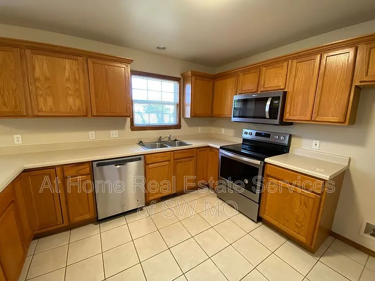 625 S Hazelnut Ave — Photo 6