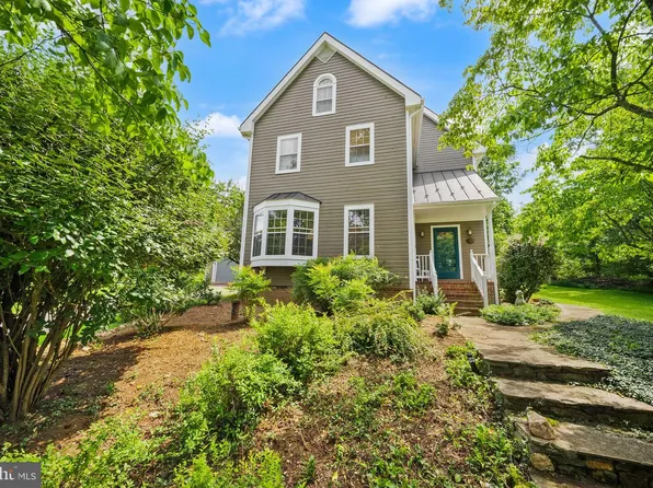 15584 2nd St, Waterford, VA 20197