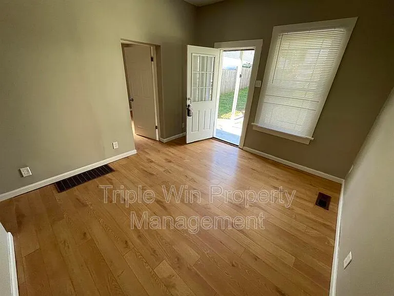 4831 Oldenburg Ave — Photo 7