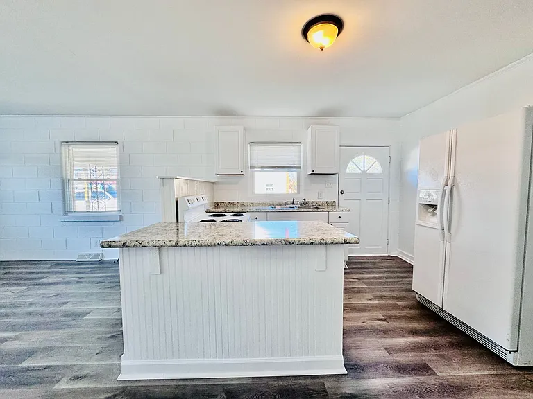826 N Main St — Photo 5
