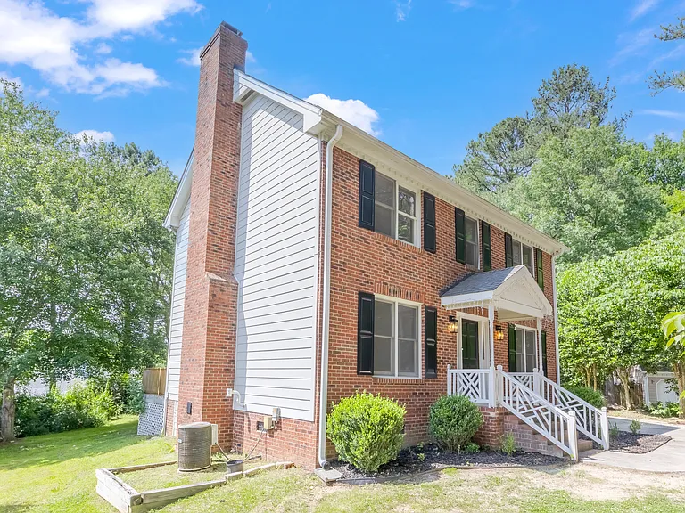 623 Elmwood Ct — Photo 2