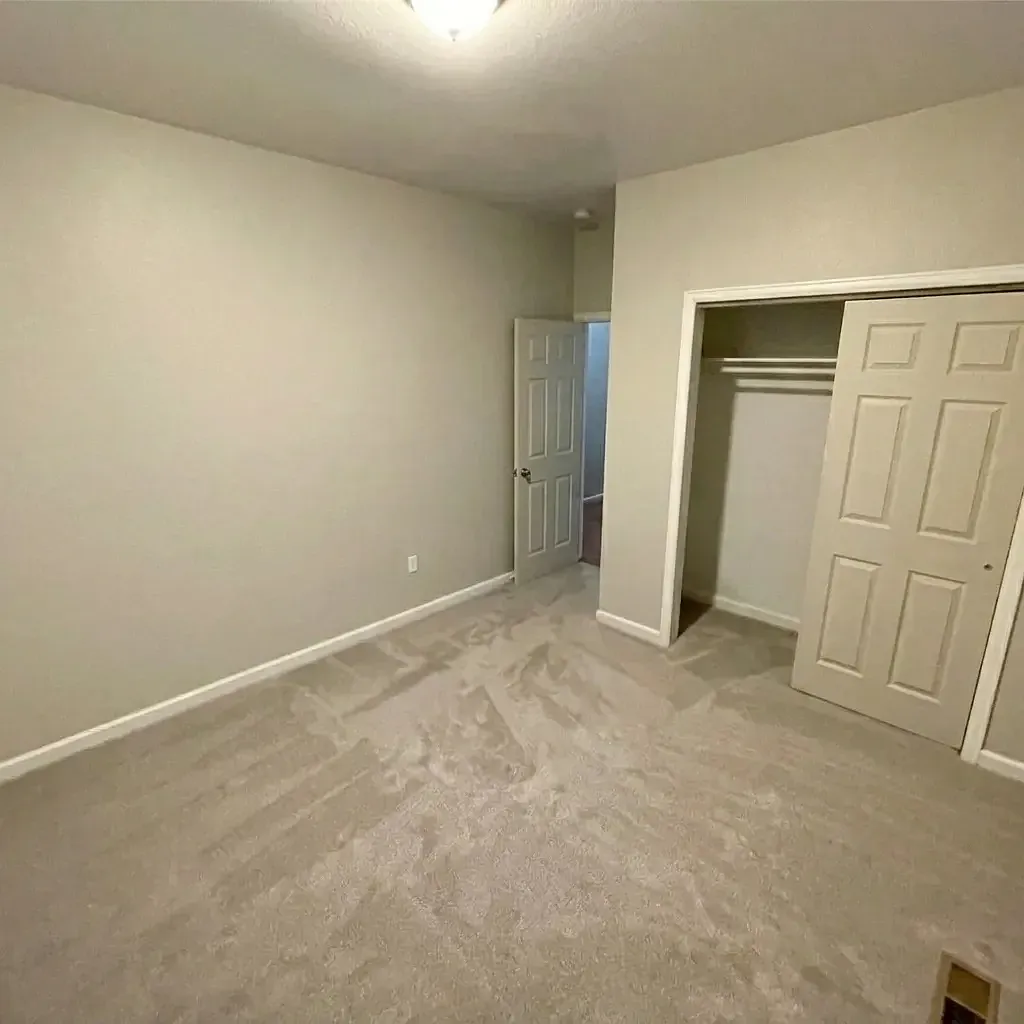 5 bed, 5600 sqft, $525 — Photo 1