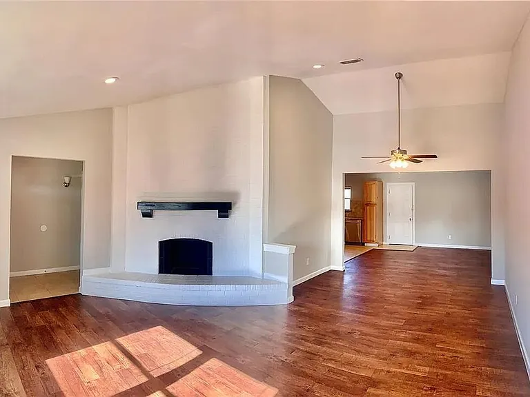 8113 Chesham Dr — Photo 2