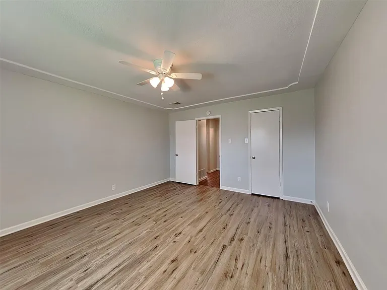 549 Park Center Blvd — Photo 8