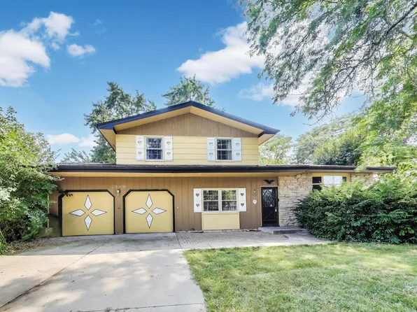 2209 E Sand Lake Rd, Lindenhurst, IL 60046