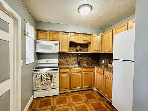 2nd image of 2411 Plunkett Street