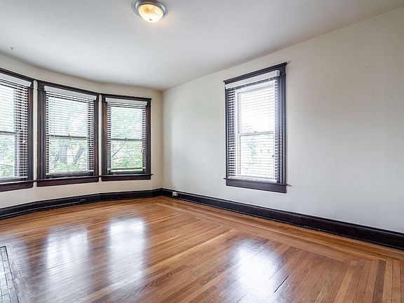 3rd image of 2136 Cleneay Ave