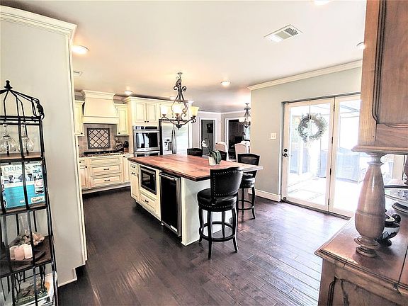 4th image of 210 W Castle Harbour Dr