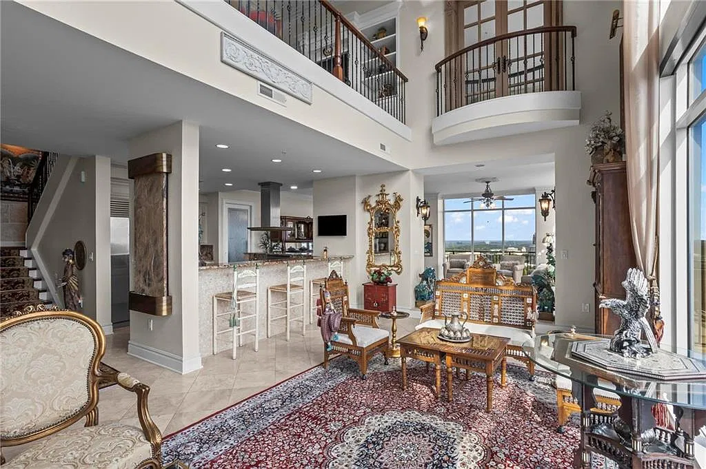 3 bed, 4.5 bath, 3699 sqft, $14,000 — Photo 4