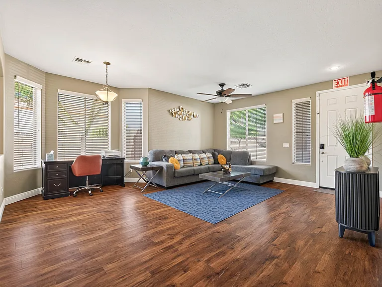 2433 W Ellis St — Photo 46