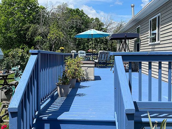 Large deck  for entertaining