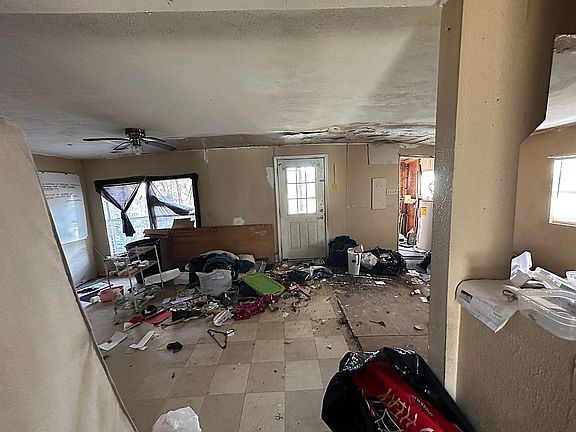 4th image of 2842 Carver Dr