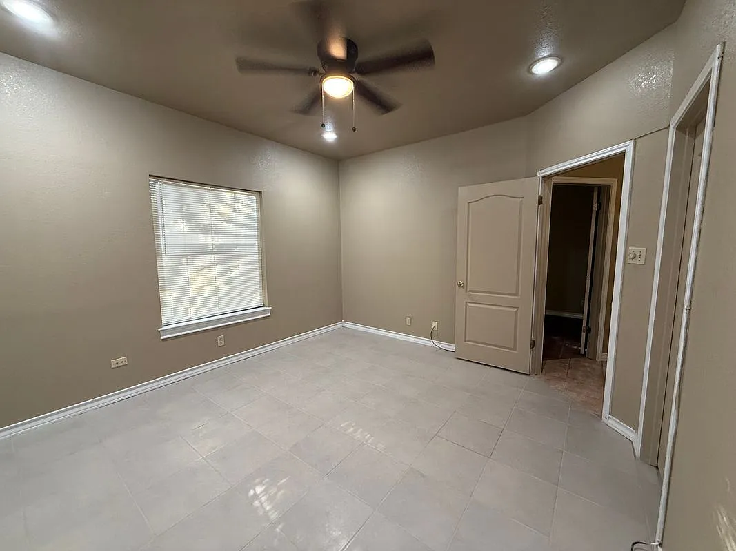 2 bed, 1.0 bath, 971 sqft, $1,200 — Photo 2
