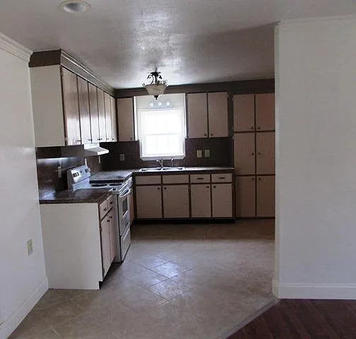 602 W Spruce St — Photo 3