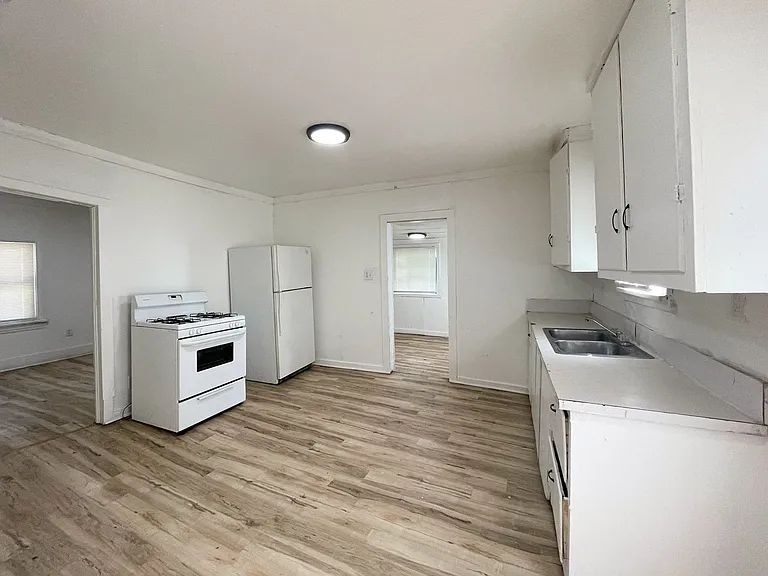 1523 E 4th Ave — Photo 5