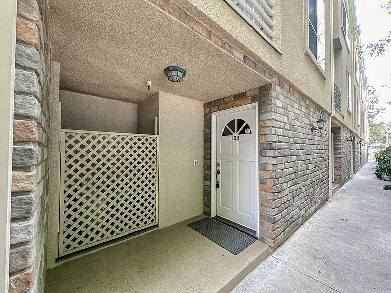 427 W Doran St #106 — Photo 2