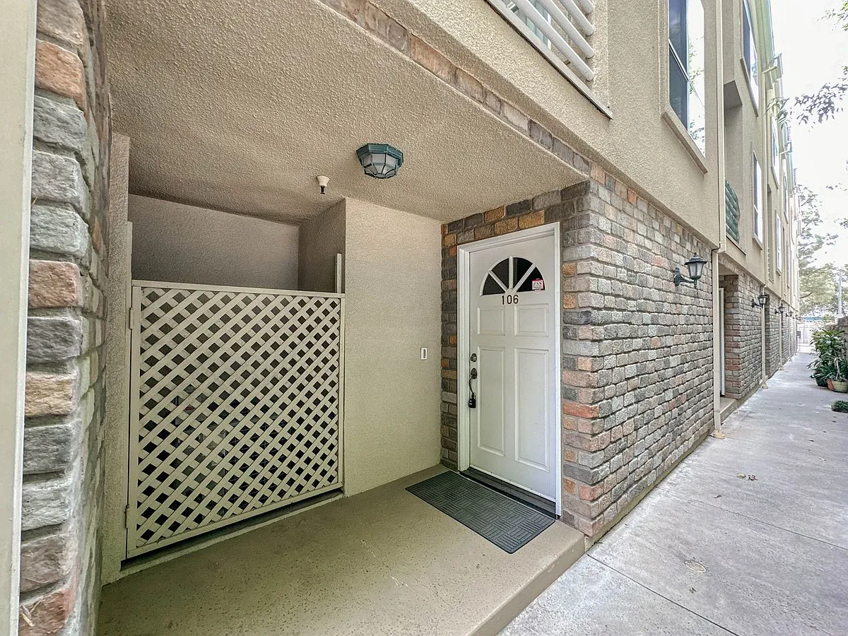 Building Photo - 427 W Doran St #106