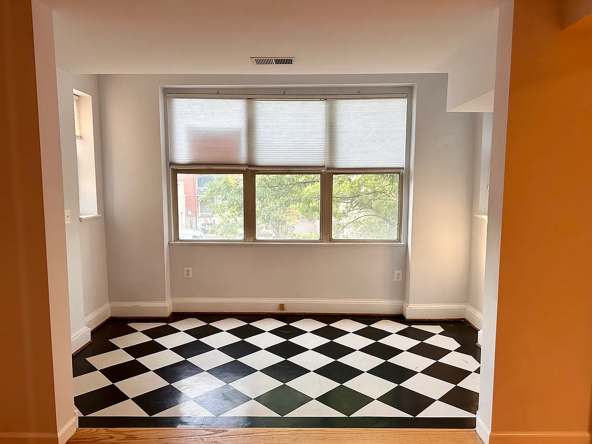 Solarium - 1615 Kenyon St NW #31
