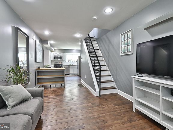 4th image of 1524-26 N Leithgow St #28