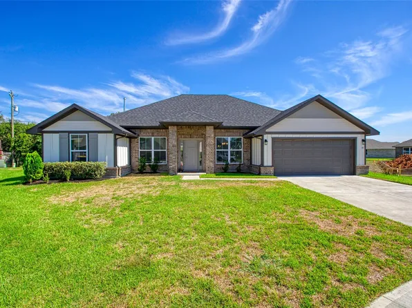 10 Gemstone Ct, Angleton, TX 77515