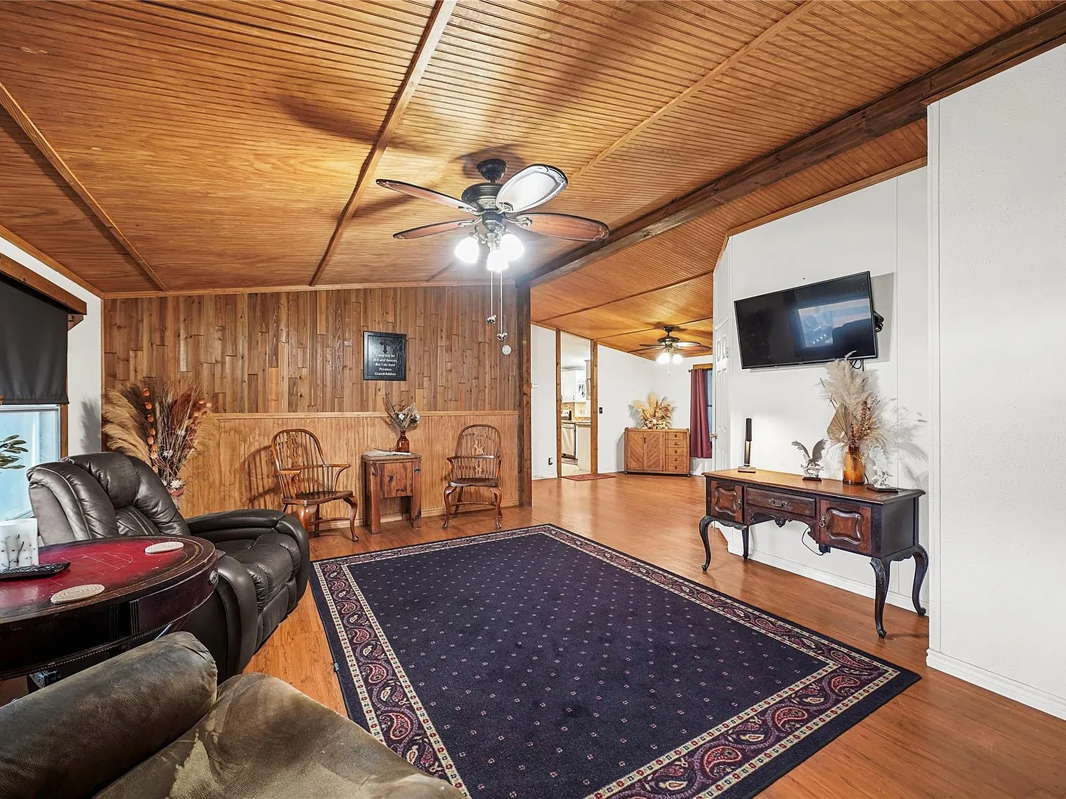 4 bed, 2.0 bath, 2128 sqft, $1,900 — Photo 4