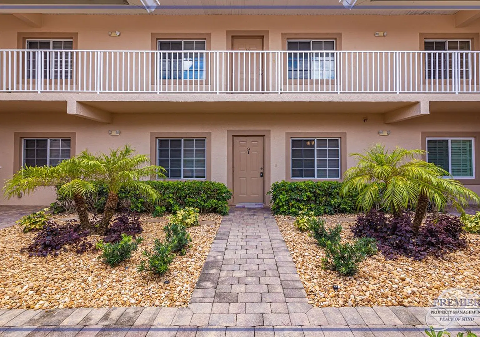 Golf & Lake Views 2 Beds/2 Baths Private Garge Resort Style Amenities Annual Rental — Photo 2