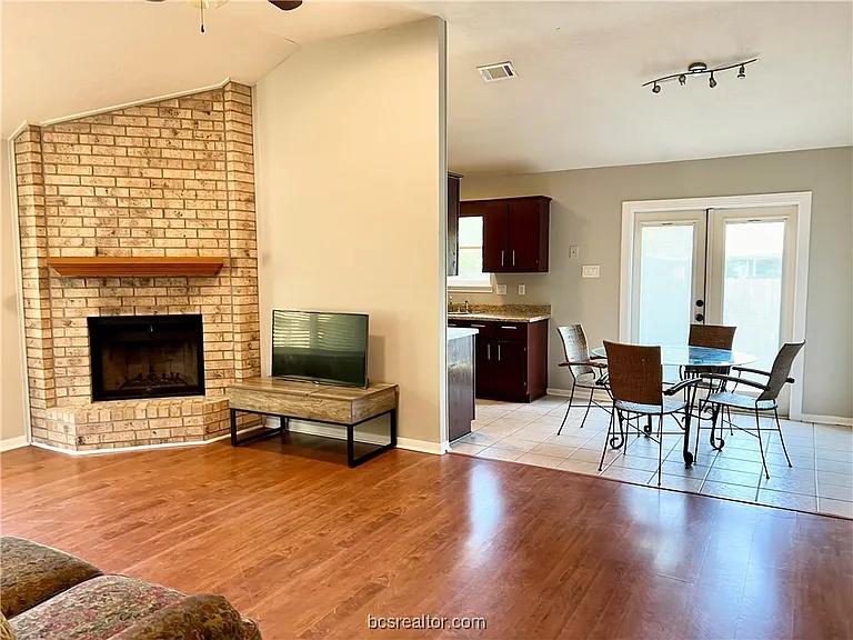 3405 Dallis Dr — Photo 3