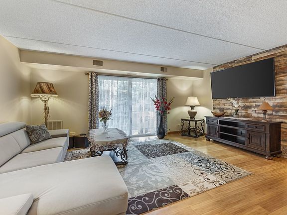 3rd image of 4106 N Narragansett Ave APT 209