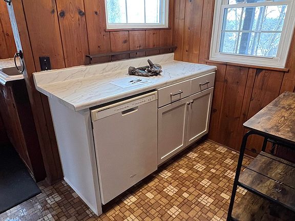 Kitchen with dishwasher