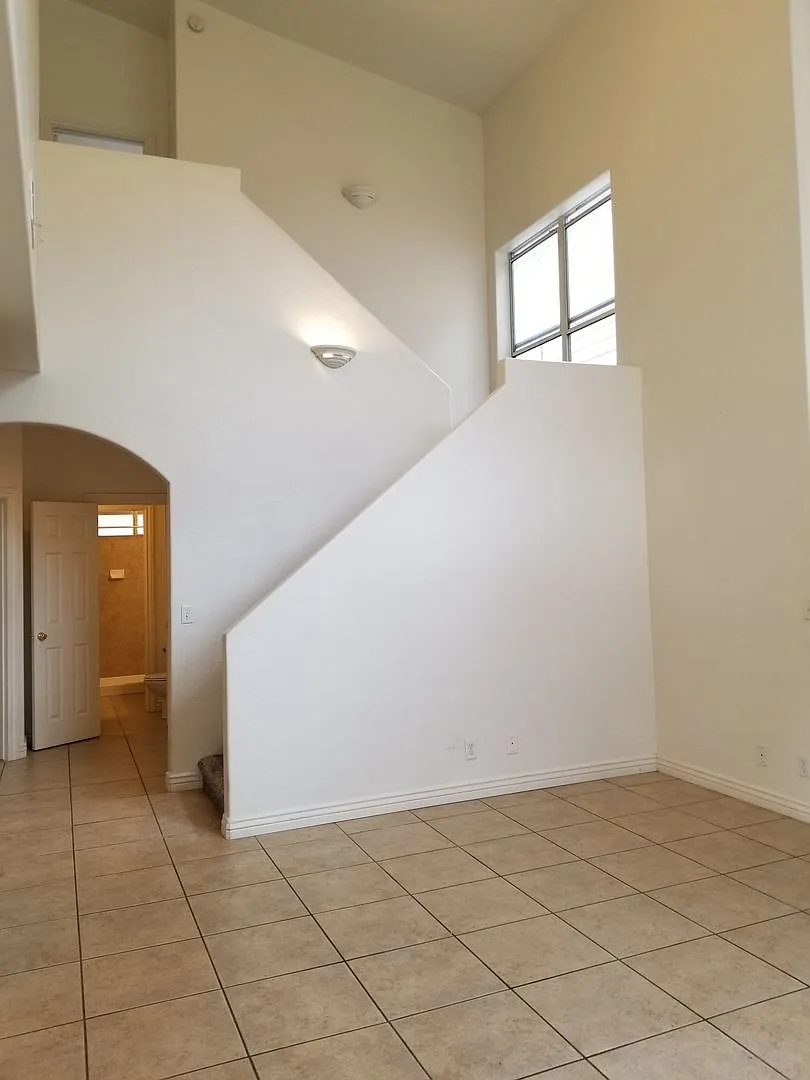 Building Photo - 1526 E Gavin Ln