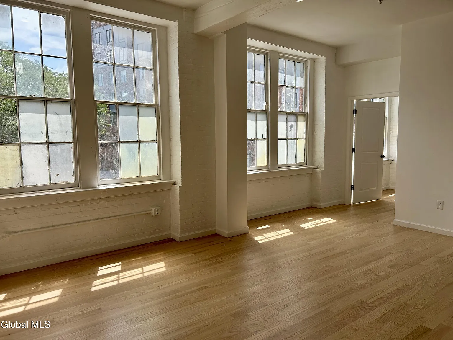 2 bed, 850 sqft, $2,100 — Photo 3