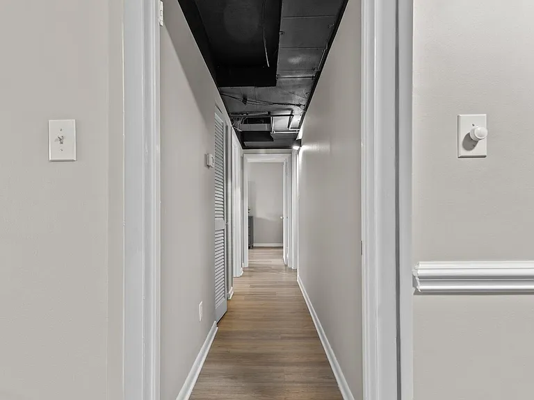 1100 Clarendon St #204 — Photo 12