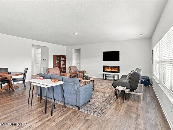 3rd image of 48 Banks Blvd