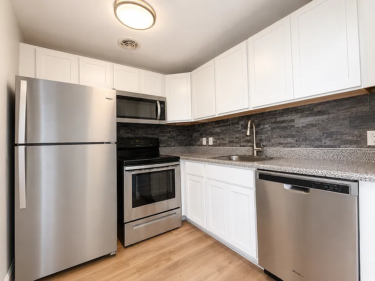Courtview Square Apartments — Photo 14