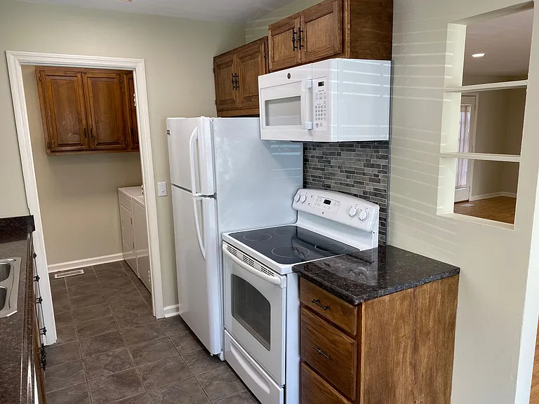 748 Meadowlark Dr — Photo 4