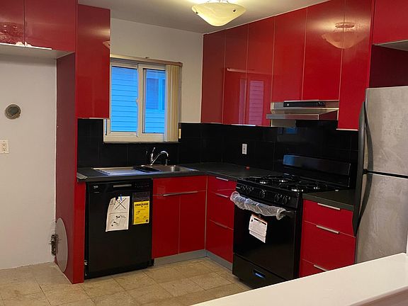 4th image of 572 Armstrong Ave #2