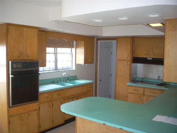 3rd image of 1016 E Willow Dr