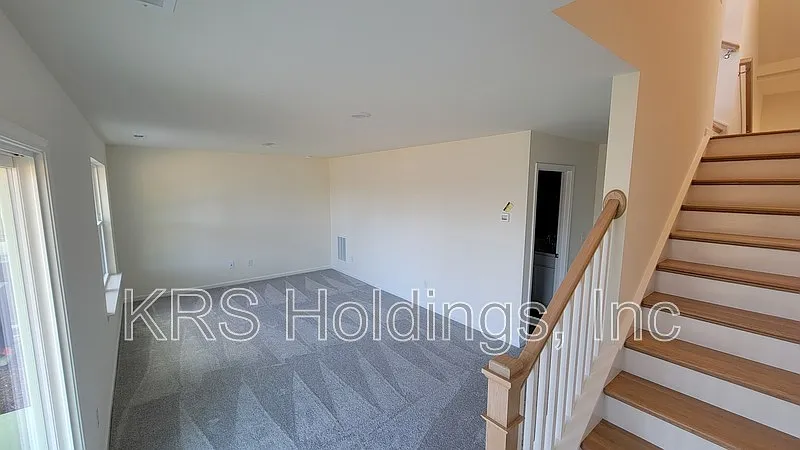 4 bed, 3.5 bath, 2439 sqft, $2,250 — Photo 4