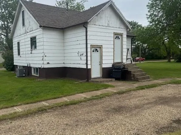 101 E 1st St, Regent, ND 58650