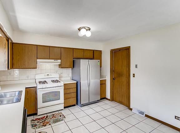 4th image of 876 Glenlake Dr #876
