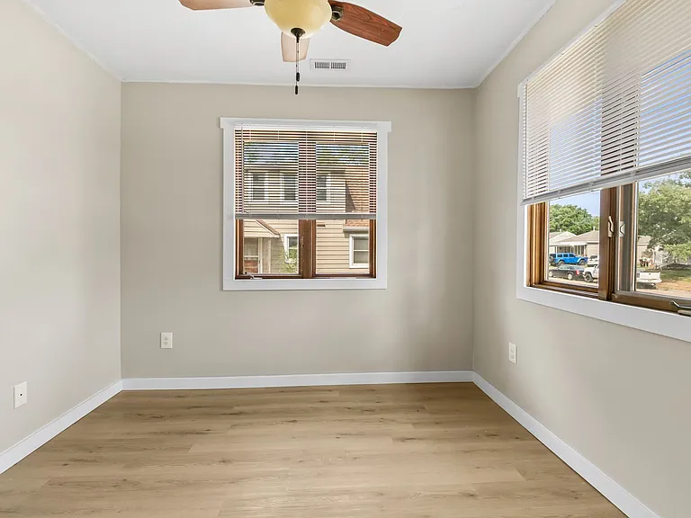 125 E Charles St — Photo 13