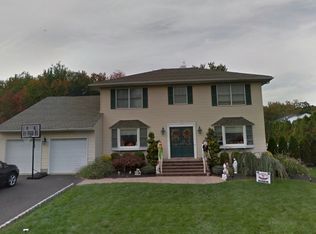 10 Winfield Ct, Fairfield, NJ 07004