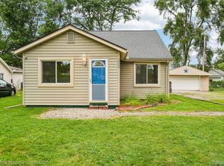 2660 Mott Ave, Waterford, MI 48328