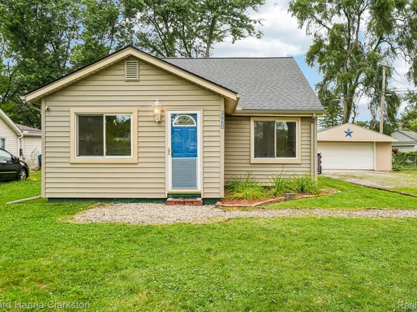2660 Mott Ave, Waterford, MI 48328