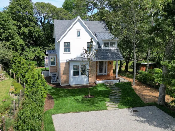 34 Davis St, Vineyard Haven, MA 02568