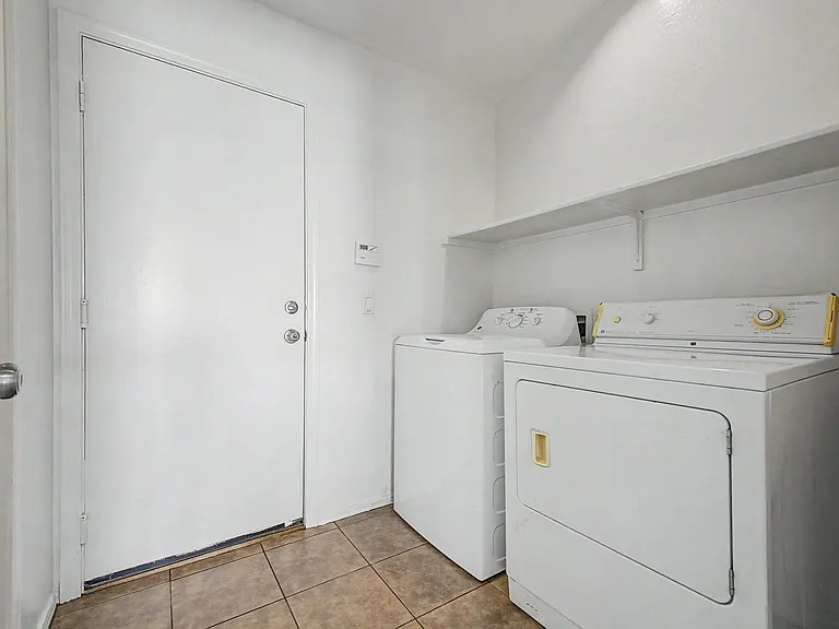 930 E Harwell Rd — Photo 28