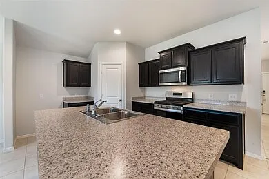 4 bed, 1738 sqft, $2,300 — Photo 3