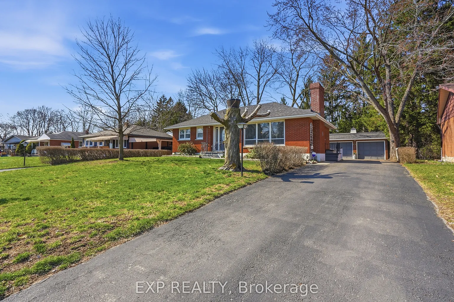 117 Laurentian Dr N photo 1