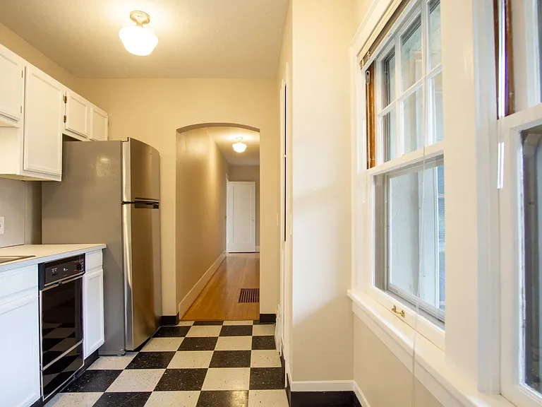 Adorable 1 Bedroom Flat by Laurelhurst Park + SE Belmont! — Photo 6
