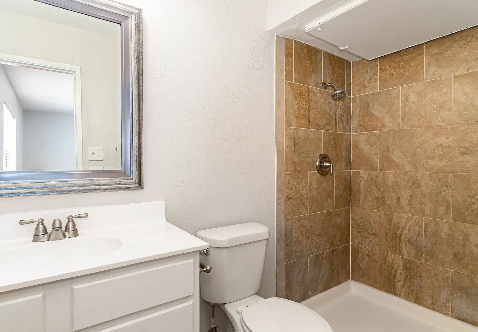 3 bed, 2.0 bath, 1715 sqft, $2,000 — Photo 3